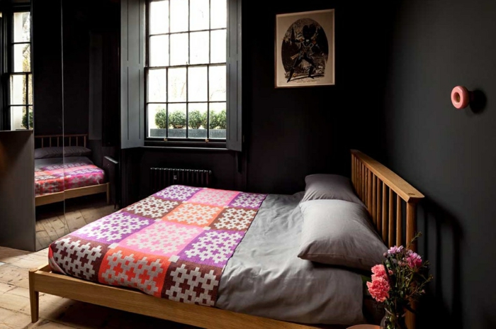 svart veggmaling hjemmeinnredning soverom farget sengetøy floral speilet overflater