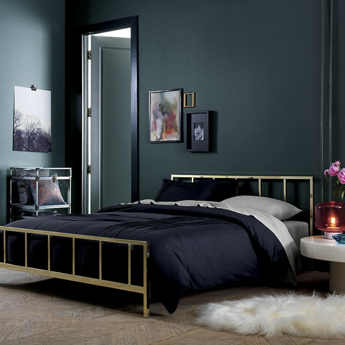 sort væg maling levende ideer soveværelse skind tæppe sorte sengetøj blomster dekoration