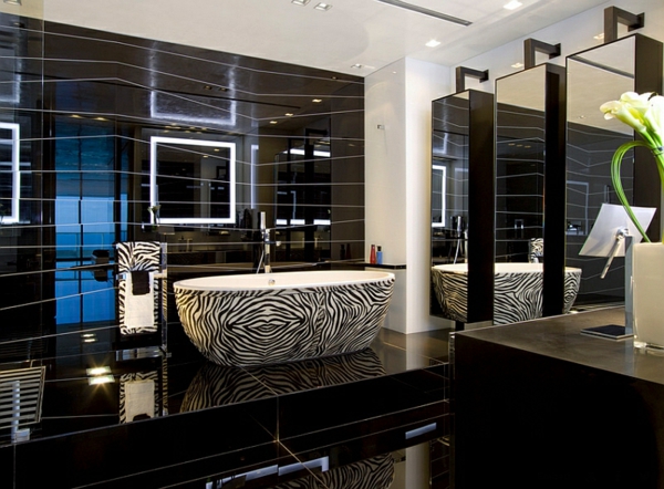 zwarte badkamer design ideeën freestanding badkuip zebra patroon
