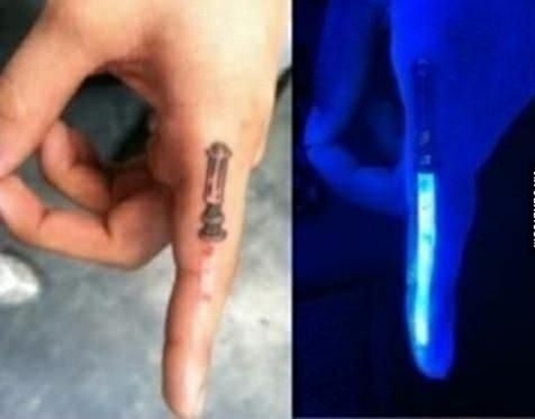 zwart licht tattoo vinger mes