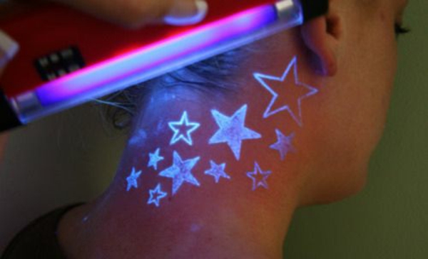 tatouage de lumière noire nacken stars