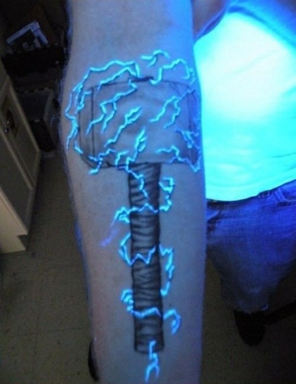 zwart licht tattoo onderarm hamer