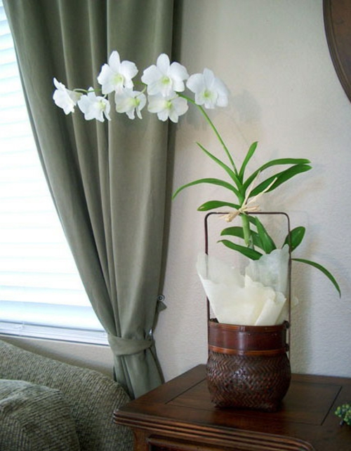 странична маса истинско дърво декоративни орхидеи цветни гърне спални сиви