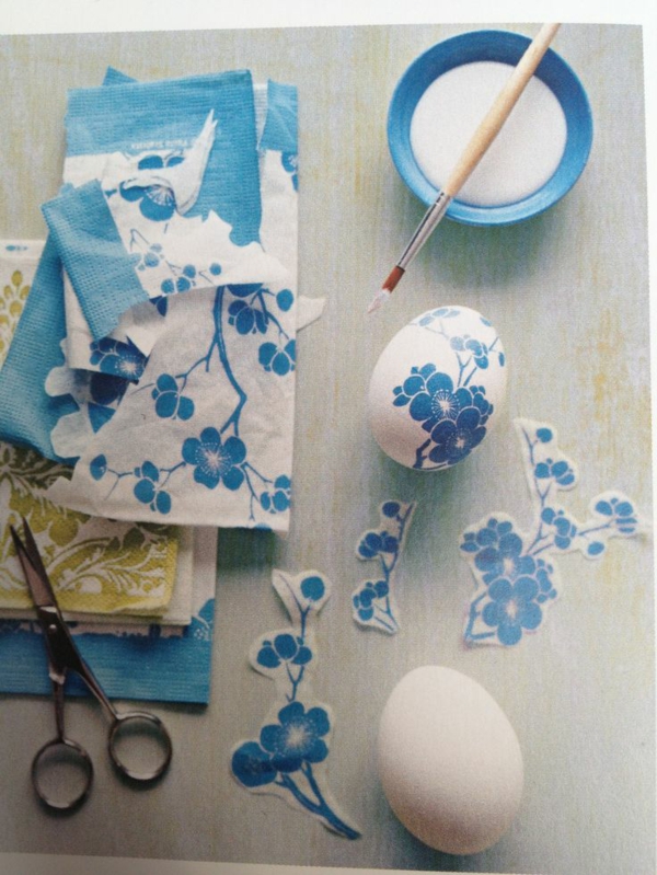 serviettes de table idées de décoration oeufs de Pâques peints serviette technique