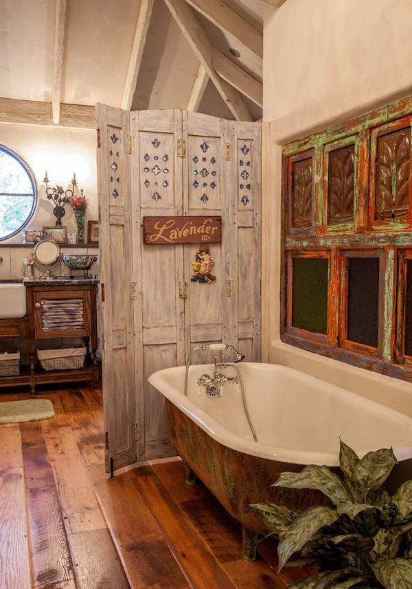 破旧别致的浴室美丽的壁挂式浴缸