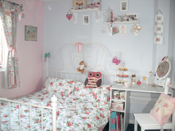 ošumělý elegantní deco ložnice postelí květinové motivy
