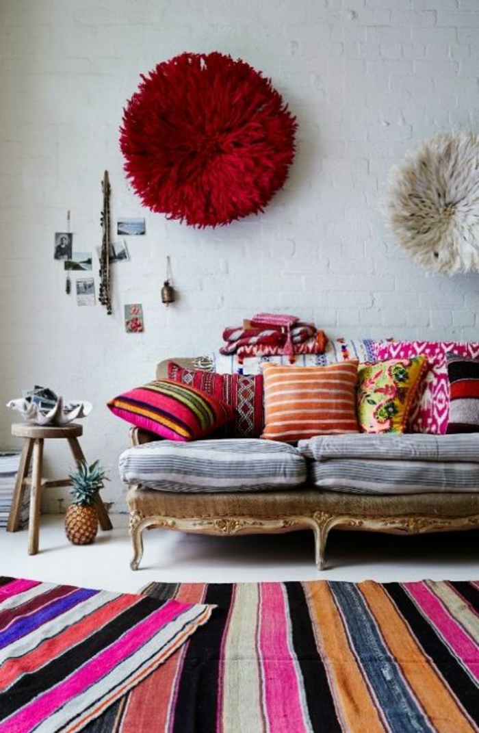 muebles shabby chic estilo boho sofá antiguo corredor de alfombras a rayas tiro almohada patrón étnico