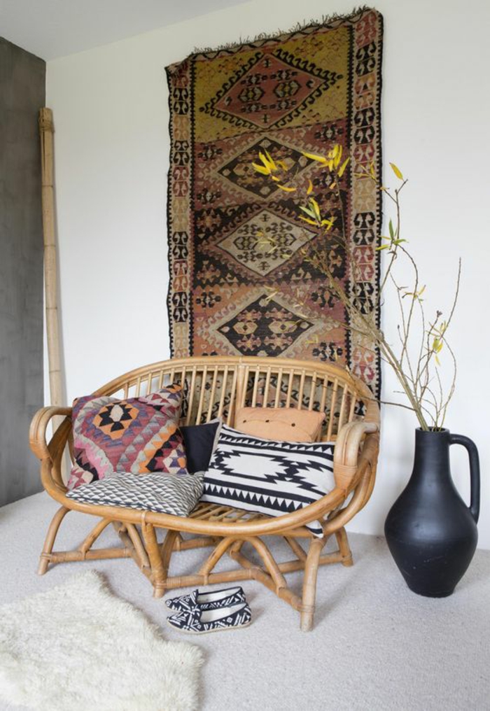 subtilios, elegantiškos baldų boho stiliaus baldų stiliaus etninės pagalvės gobelenų vazos avikailis
