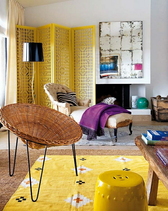 изрязан елегантен мебели бохо стил обзавеждане стил жълт табуретен параван изплетен фотьойл естествено дърво масичка за кафе