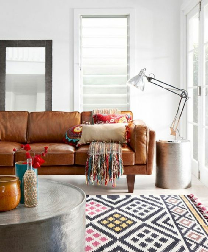 изтънчен шик мебели бохо стил обзавеждане стил кожен диван сребърна маса етно килим