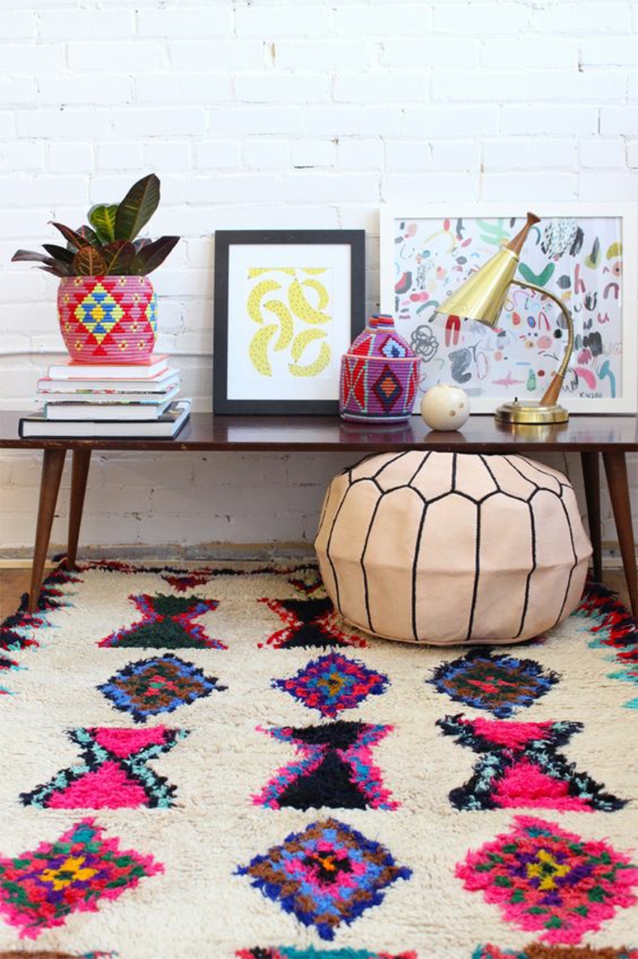 shabby chic meubilair boho stijl poef kleurrijk tapijt ethno patroon tafellamp
