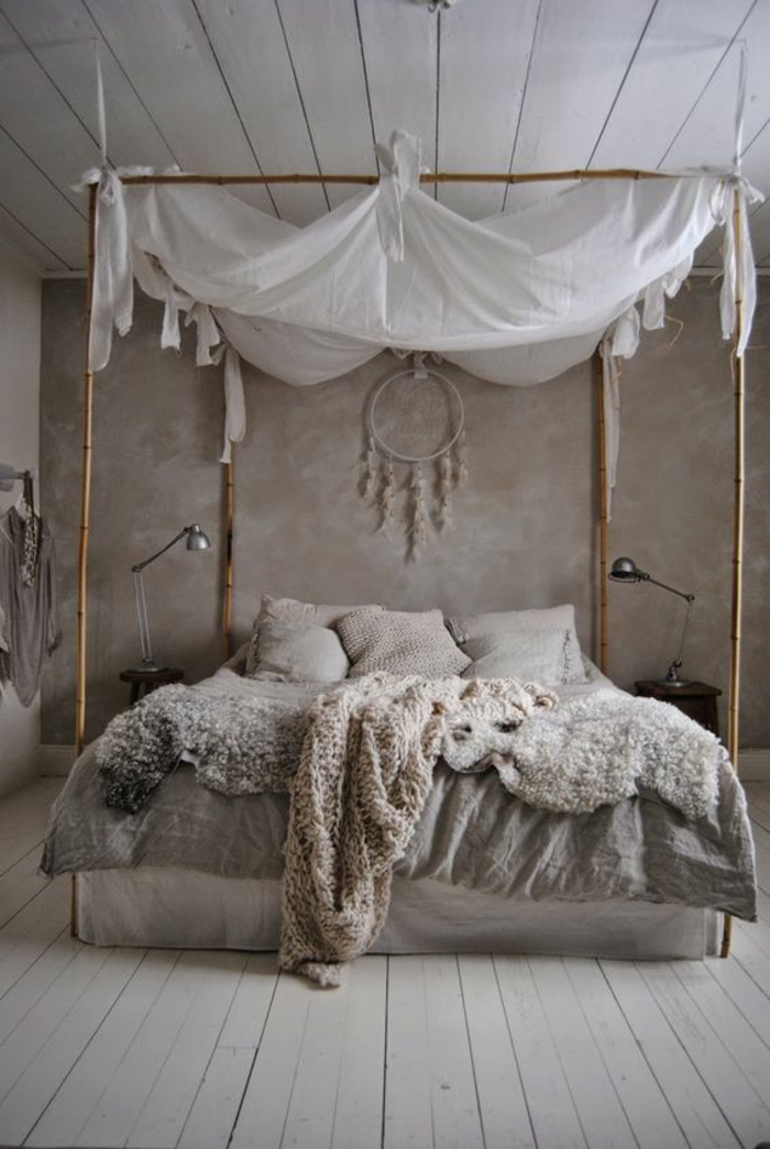 мръсен шик мебели бохо стил спалня бамбук балдахин легло овчи кожи плетени вълнени одеяла дървени дъски
