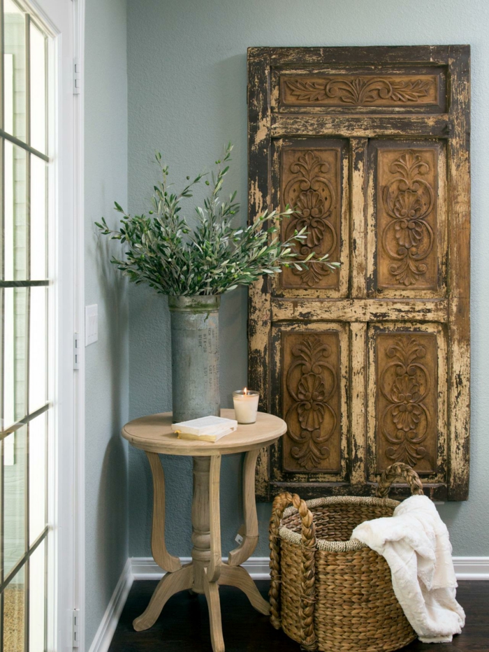 shabby chic woonkamer ideeën oude houten deur houtsnijwerk gevlochten mand rond bijzettafel