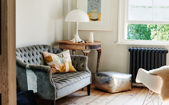 nuhjuinen tyylikäs olohuone ideoita vanha sohva pyöreä sivupöytä vintage lattia puu lankkuja