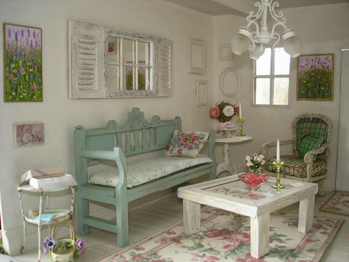 shabby chic huiskamerinrichting met meubels in pastelkleuren