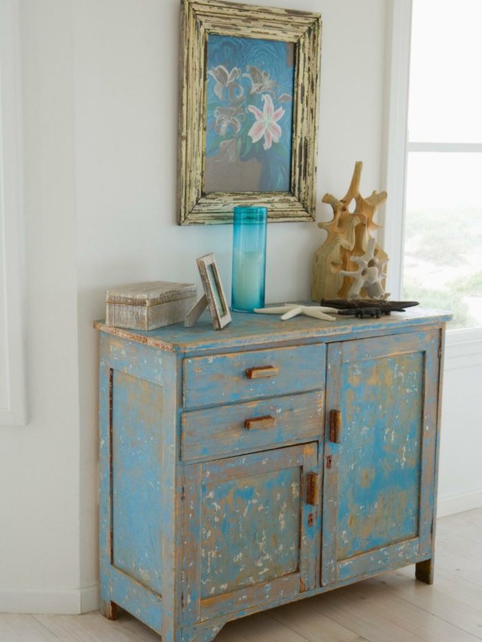 nuhjuinen tyylikäs olohuone ideoita vintage dresser sininen kuvakehys