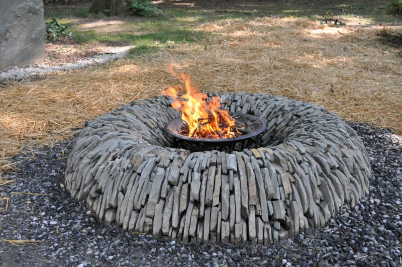diseño de jardín de construcción de pozo de fuego seguro con piedras