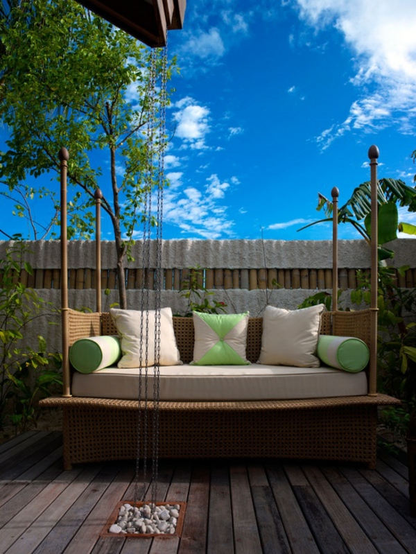 cour de bois de protection visuelle dans les meubles de jardin de conception de jardin