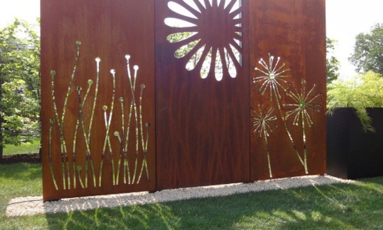 privacy in de tuin schaduw dispenser muur bloem patroon knippen