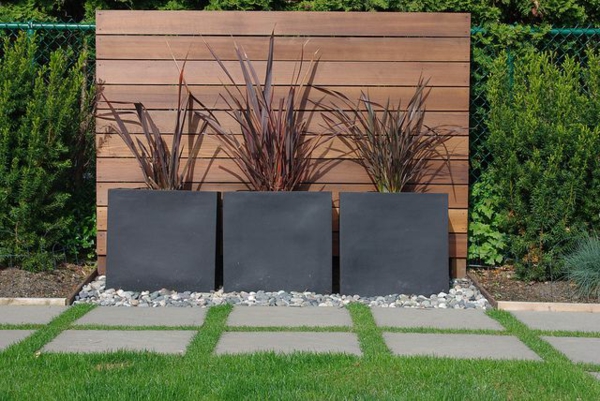 privacy hek tuinieren ideeën tuinhek houten panelen potplanten