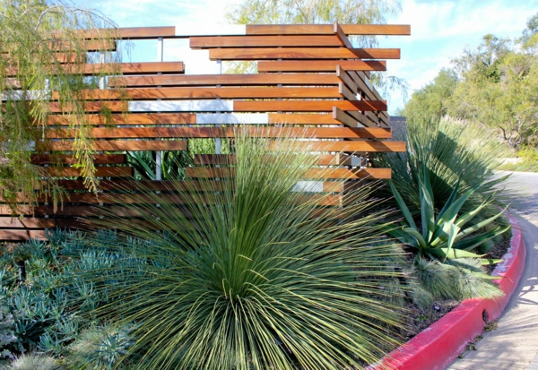 privacy hek tuinieren ideeën tuinhek houten balk openingen