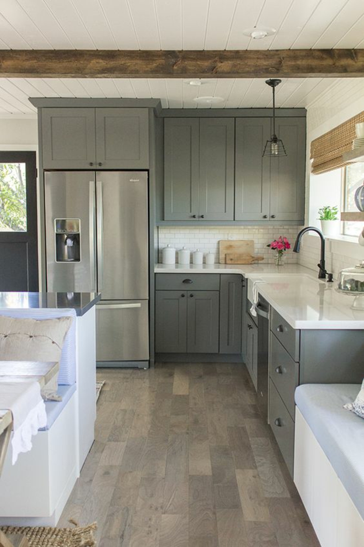 един до друг хладилник американски хладилници ярки кухненски шкафове дърво