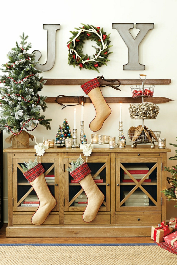 ντουλάπα διακοσμούν τα Χριστούγεννα χριστουγεννιάτικες κάλτσες χαρά φόρεμα βιτρίνα