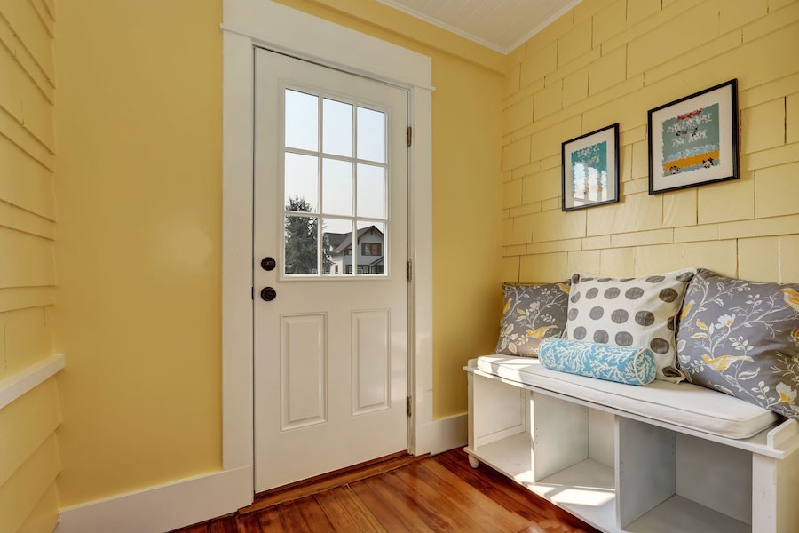 коридор дизайн модерен жълт стена боя бяла входна врата