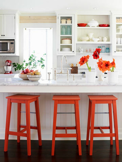 Kuchyňský ostrov se sedacími nápady oranžové barové stoličky