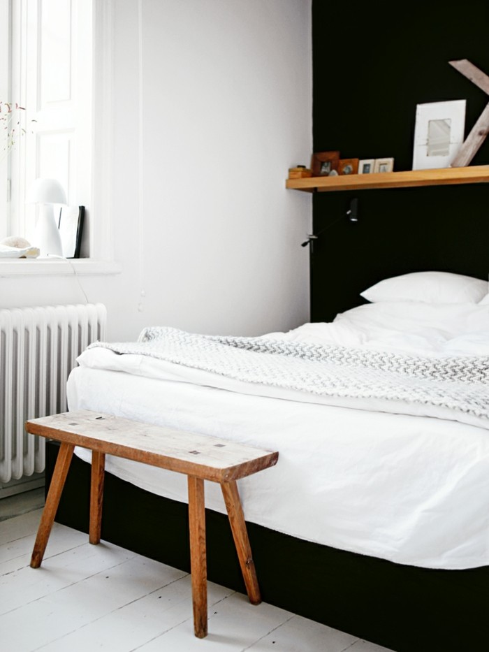 скандинавски декориране идеи спалня черни акценти дървена спалня пейка