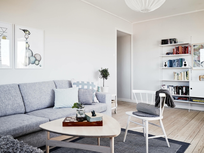 Skandinavisk møblering stue grå tæppe køligt sofabord