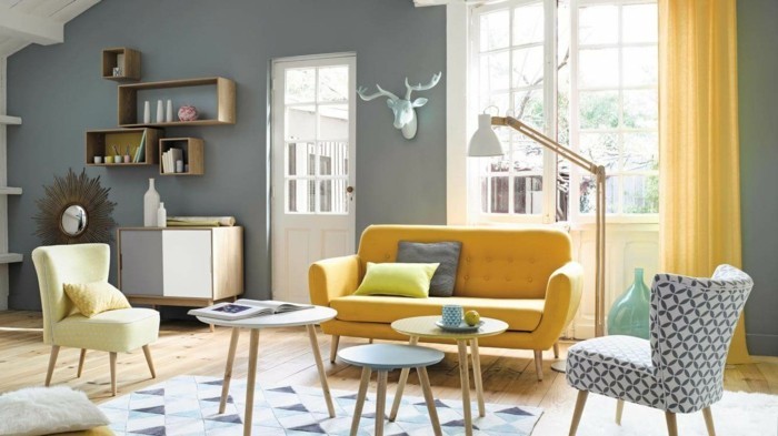 Skandinaviško gyvenimo svetainė Geltona sofa apvalūs šoniniai stalai Geometrinis kilimas