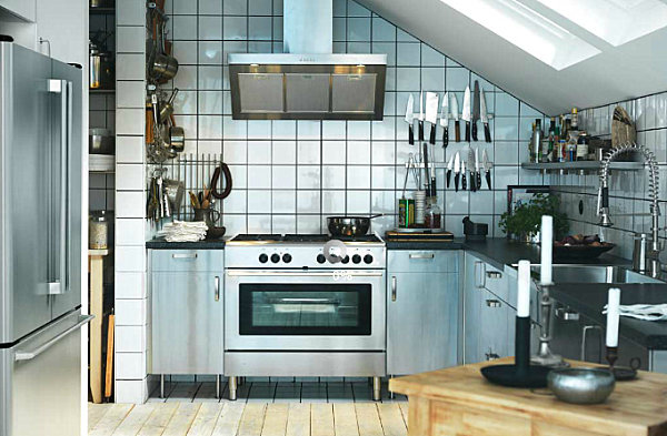 Skandinaavinen keittiö suunnittelee puuta metallista hehkua