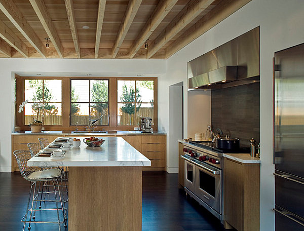 Skandinávská kuchyně navrhuje dřevěný stropní rám okna