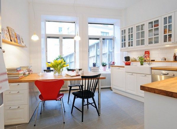 Skandinaviškoje virtuvėje yra medinės stalo apelsinų valgomojo kėdės