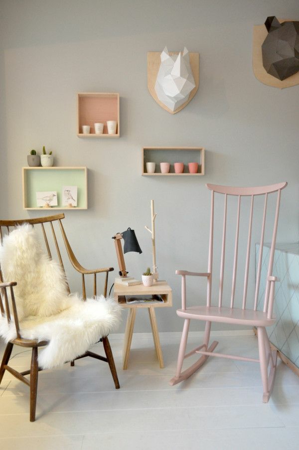 Skandinavisk møbler sidebord træ stol gyngestol pastell nuancer