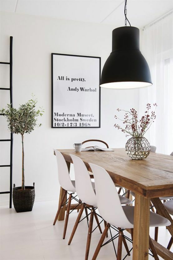Skandinavisk design spisestue træ spisebord med stole væg indretning vedhæng lys