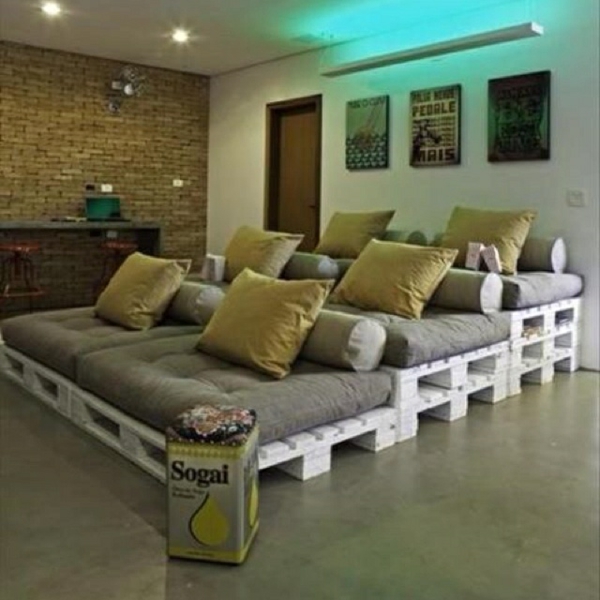 Sofa lavet af paller på flere niveauer