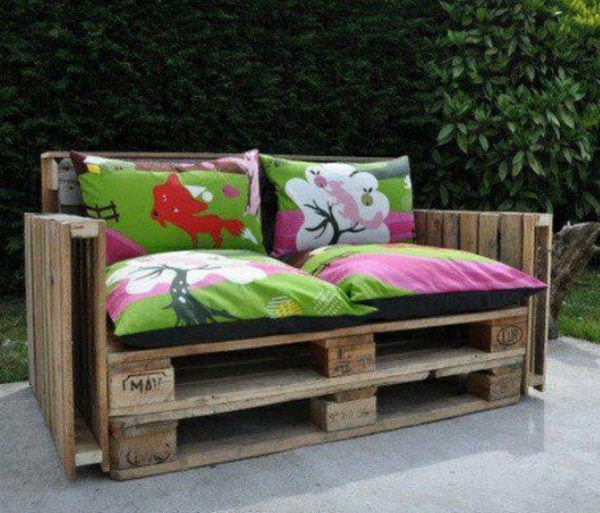 sofá hecho de paletas construir muebles de jardín de colores