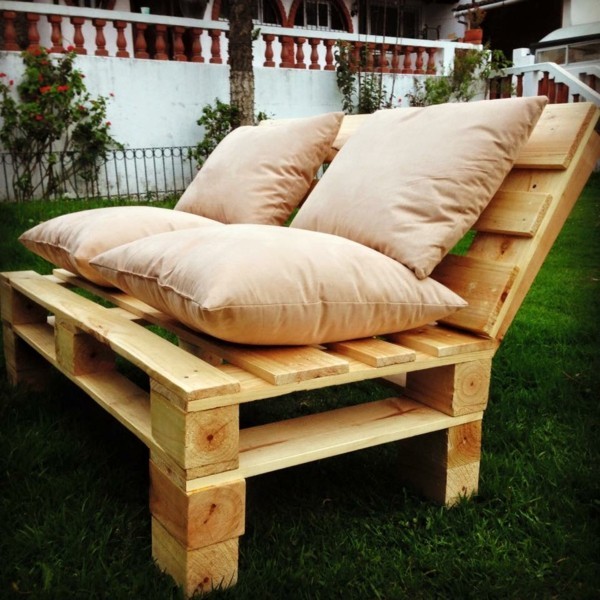 sofa van palletideeën om zelf tuinmeubilair te maken