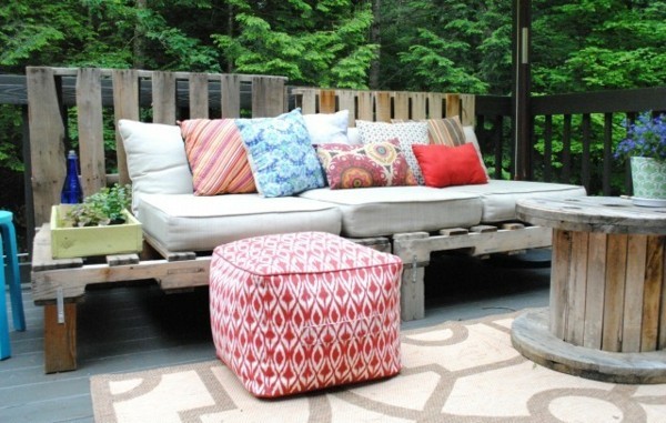 ספה עשוי משטחים לבנות עיצוב המרפסת שלך