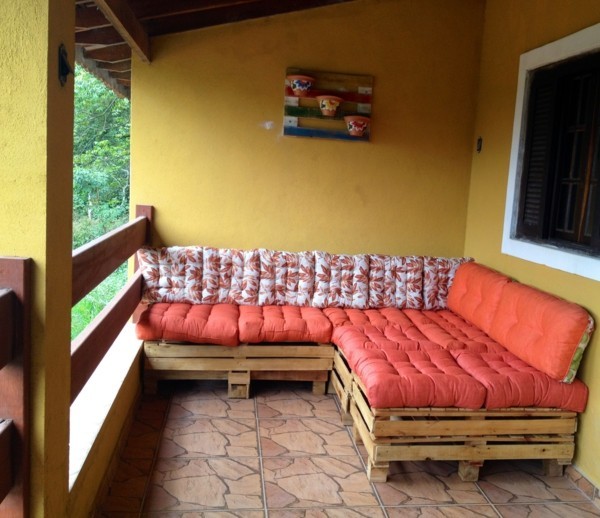 sofá hecho de paletas terraza diseño diy ideas