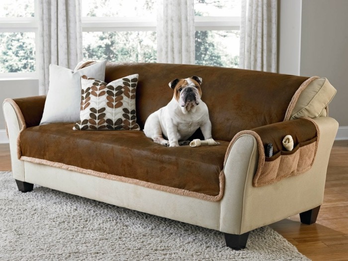 Sofaen dækker som beskyttelse og dekoration