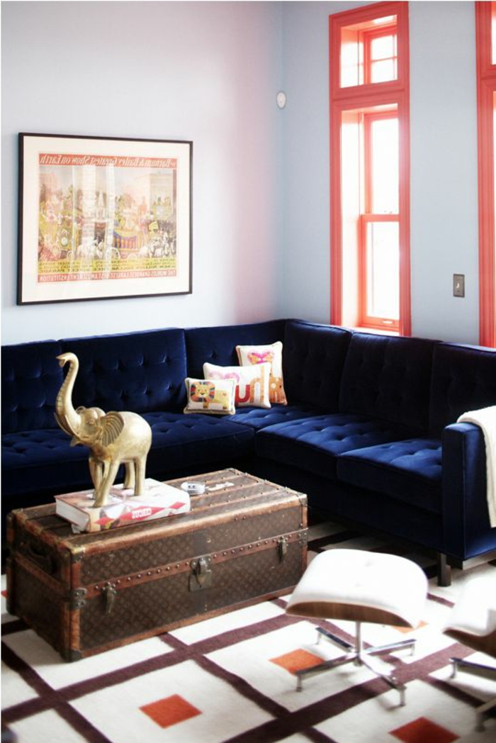 bank blauwe hoekbank vintage salontafel lichte muren