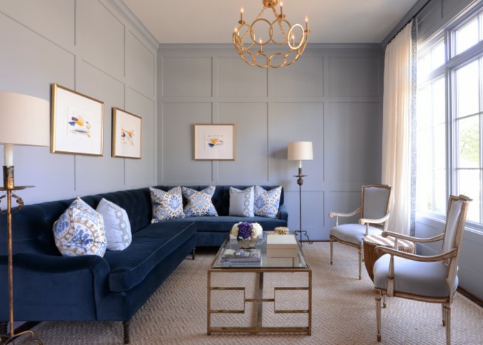 sofa blå lys teppe vegg innredning vintage salongbord