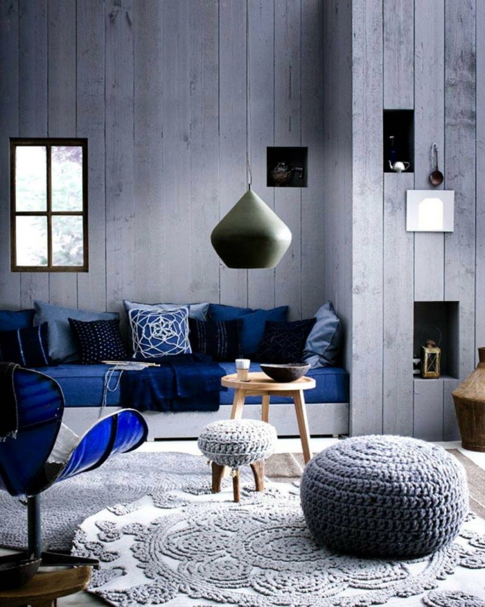 pohovka modrá kolo koberec závěsné lampy