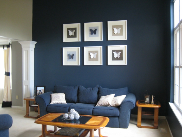 sofá azul sala de estar configurar paredes oscuras habitación pequeña