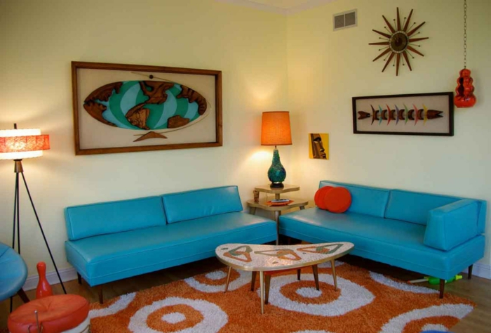 sofa blauwe woonkamer banken oranje tapijt lichte muren
