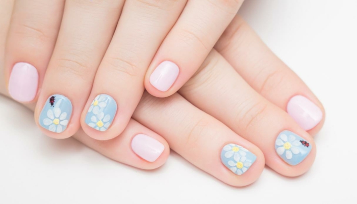 καλοκαιρινό νυχιών νυφικά σχέδια νύχια ροζ μπλε παστέλ λουλούδια πασχαλίτσα