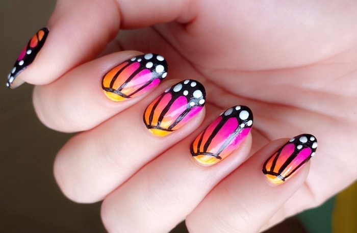 letní nehty barevné motýl vzorek